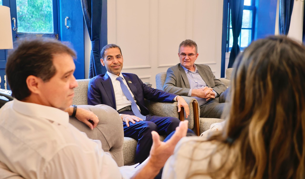 prefeito evandro em seu gabinete acompanhado pela comitiva dos Emirados Árabes